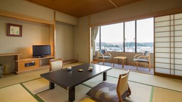 In-room safe, desk, free WiFi, bed sheets