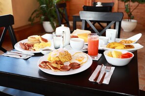 Tägliches inbegriffenes kontinentales Frühstück