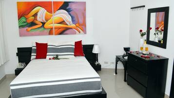 Habitación triple superior, varias camas | Tabla de planchar con plancha, wifi gratis y ropa de cama