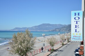 On the beach - Albergo Piccolo Paradiso (Vallecrosia)