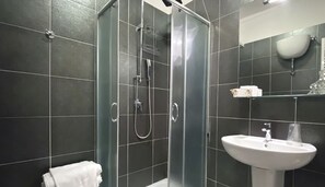 Quarto casal, vista para o mar | Banheiro | Produtos de toalete grátis, secador de cabelo, roupões de banho, bidê