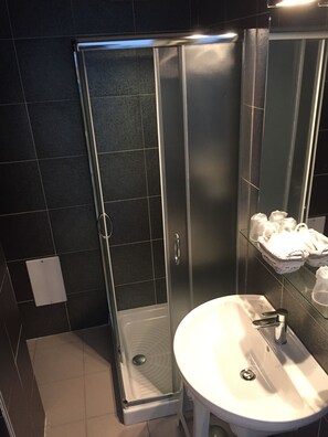 Gratis toiletartikler, hårtørrer, badekåber, bidet