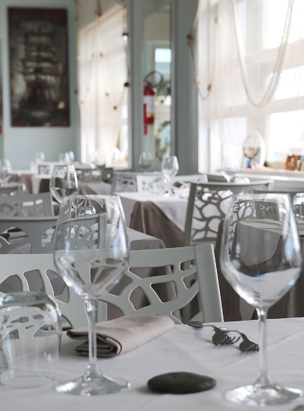 Se sirven desayunos, comidas y cocina italiana con vista a la playa