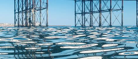 Un muelle con el texto "BRIGHTON PIER" en un edificio.