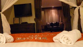 Penthouse | Iron/ironing board, free WiFi, bed sheets