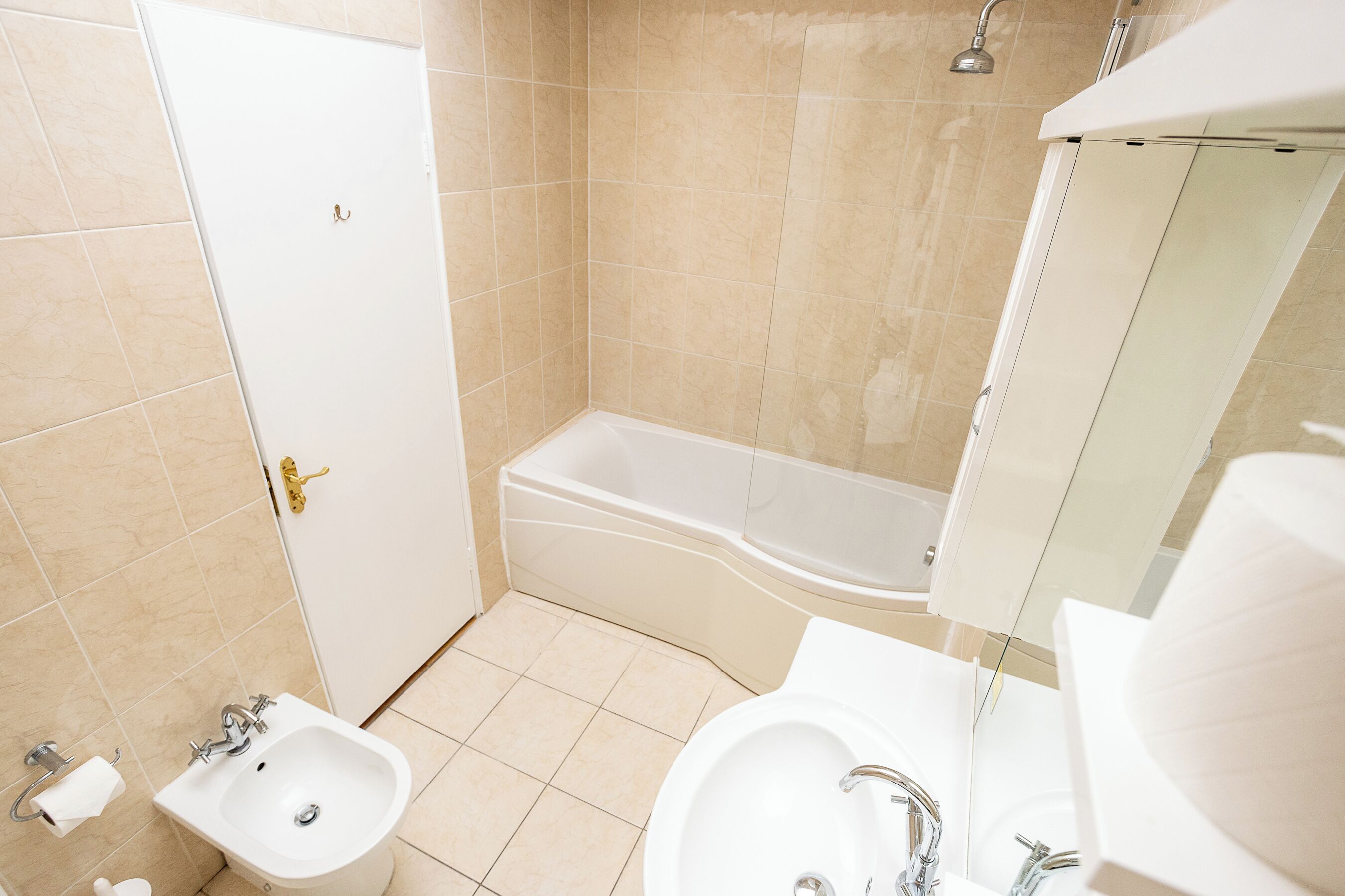 Ein modernes Badezimmer mit Badewanne, Waschbecken und Toilette.