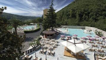 Innenpool, 2 Außenpools, Sonnenschirme, Liegestühle