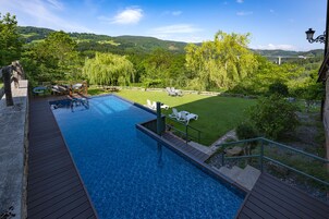 Una piscina al aire libre