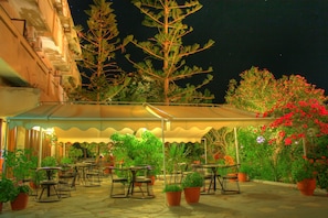 Fassade der Unterkunft – Abend/Nacht