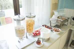 Tägliches Frühstücksbuffet (9 EUR pro Person)