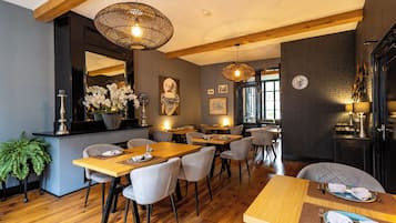 Tägliches inbegriffenes kontinentales Frühstück