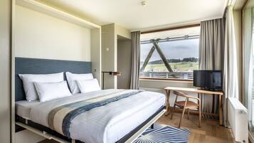 Suite junior, balcón, vista al valle | Minibar, caja de seguridad en la habitación y escritorio