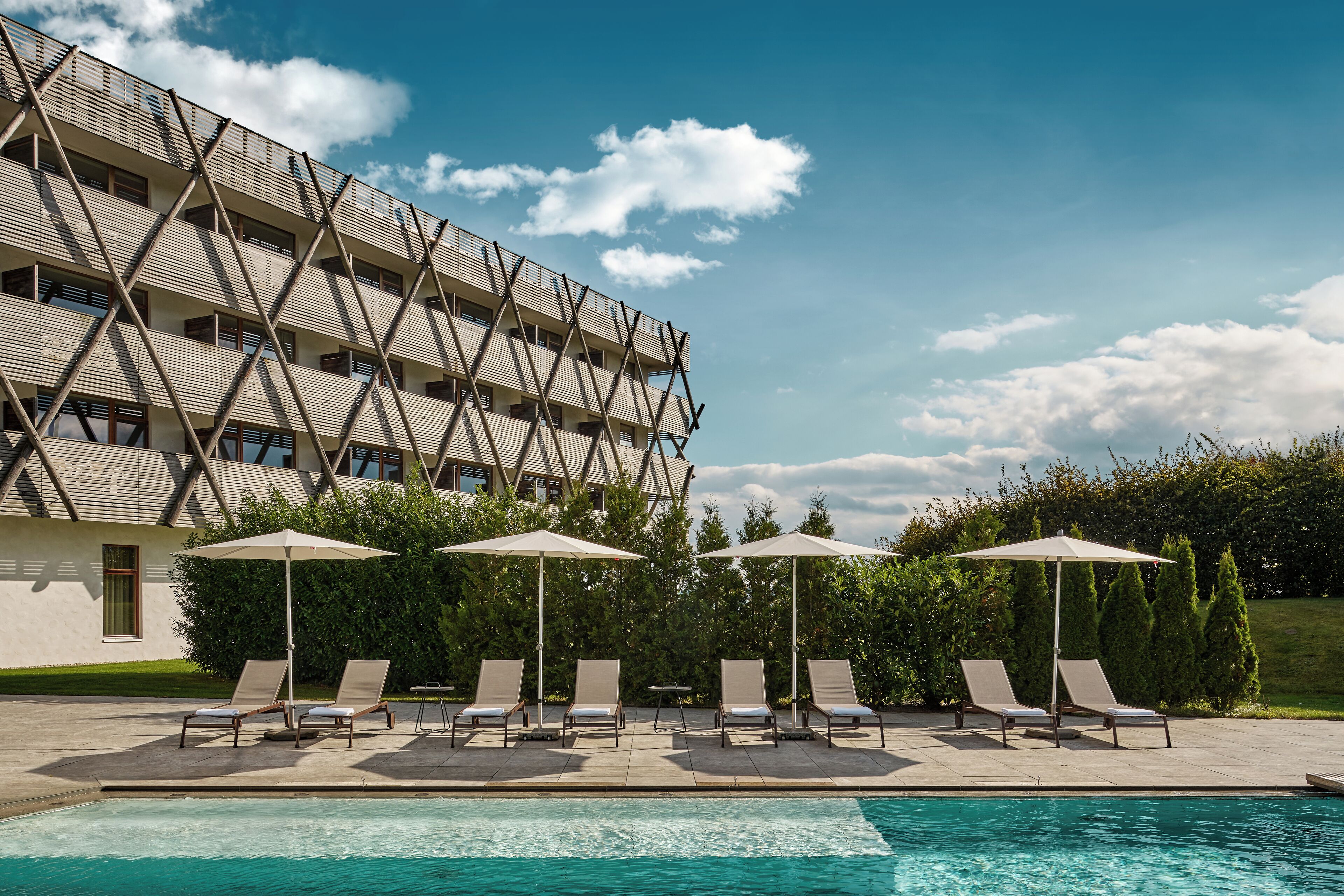 室内游泳池，室外游泳池，池畔遮阳伞，日光浴躺椅