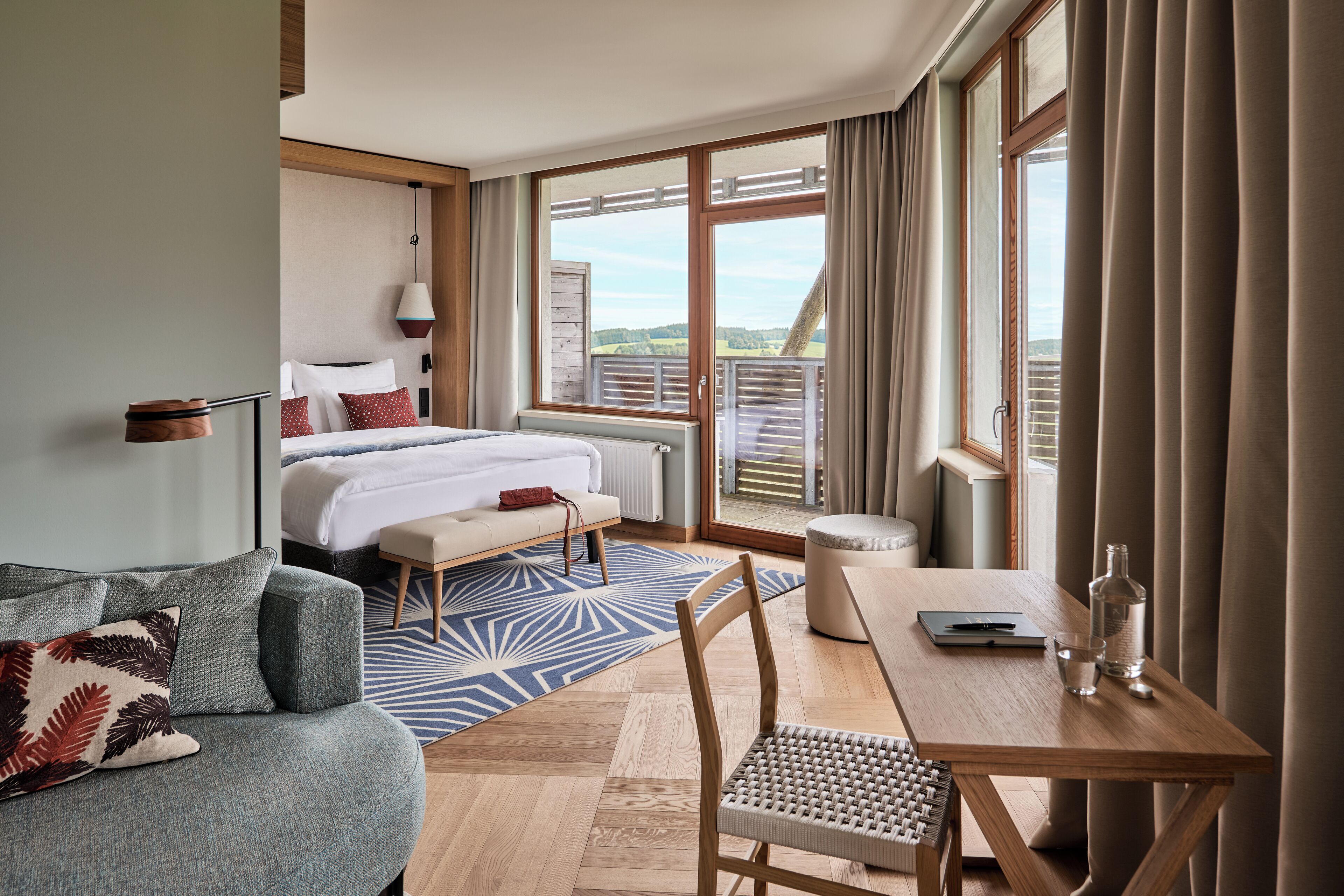 Suite – junior, balkong, dalutsikt | Minibar, safe på rommet, skrivebord og skrivebord for bærbar PC