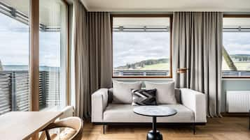 Junior-Suite, Balkon, Talblick | Wohnbereich