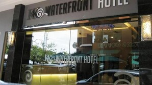 La façade de l’hôtel Waterfront, avec son nom affiché en grand au-dessus de l’entrée.