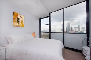 Desk, blackout curtains, iron/ironing board, free cots/infant beds - Melbourne Holiday Apartments at Northbank – Flinders Street (Melbourne)