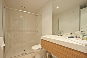 Badezimmer | Duschwanne, kostenlose Toilettenartikel, Haartrockner