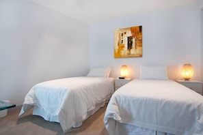 Desk, blackout curtains, iron/ironing board, free cots/infant beds - Melbourne Holiday Apartments at Northbank – Flinders Street (Melbourne)