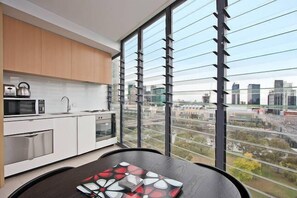 Angolo cottura privato | Frigorifero con congelatore, microonde, piano cottura, lavastoviglie