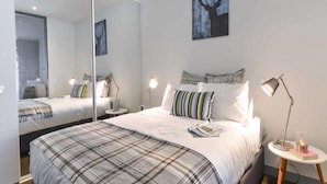 Desk, blackout curtains, iron/ironing board, free cots/infant beds - Melbourne Holiday Apartments at Northbank – Flinders Street (Melbourne)