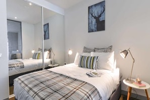 Escriptori, cortines opaques i planxa i posts de planxar