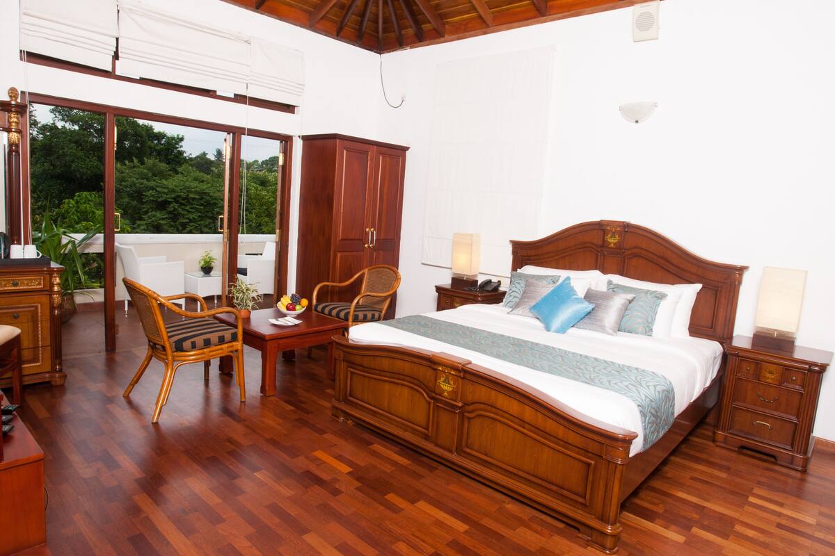 Deluxe Room | Premium bedding, minibar, in-room safe, iron/ironing board (on request)