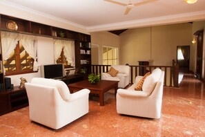 32-inch LED TV with cable channels, TV, DVD player - Alankara Villa (Battaramulla)