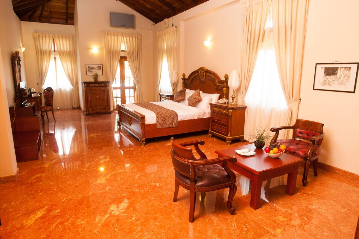 Suite | Premium bedding, minibar, in-room safe, iron/ironing board (on request)