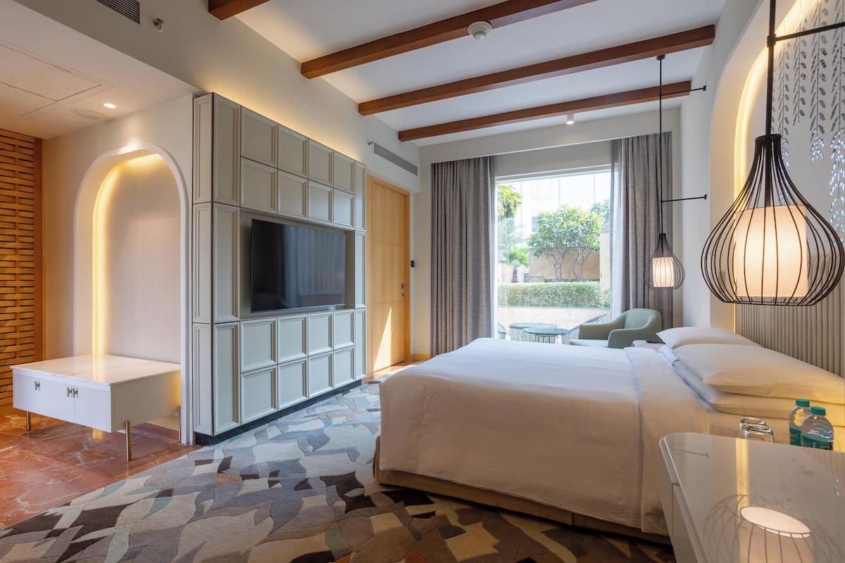 standard room, 1 king bed (outdoor living area) | premium bedding, down duvets, pillow-top beds, minibar