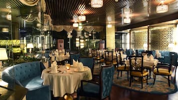 6 Restaurants; Frühstück, Mittagessen und Abendessen werden serviert