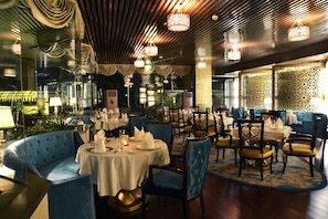 6 restaurants; breakfast, lunch, dinner, and brunch served