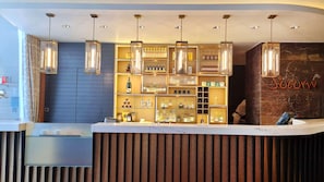 2 bares y 1 salón en el vestíbulo