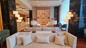 2 Bars/Lounges, Lobby-Lounge