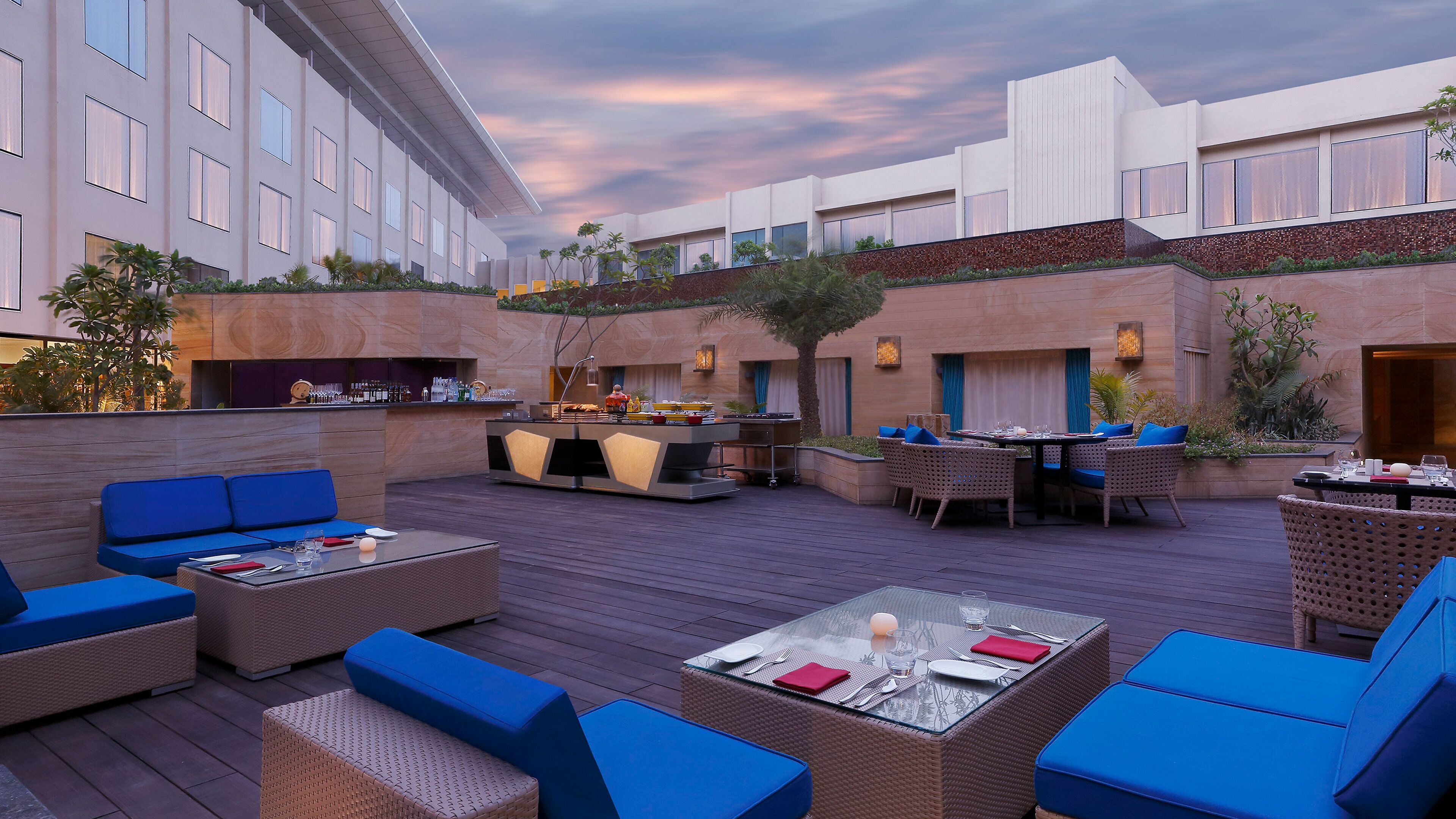 2 bars/lounges, lobby lounge