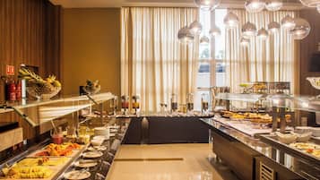 Café da manhã com buffet todos os dias (BRL 49.50 por pessoa)