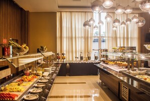 Se ofrece un desayuno bufé (49.50 BRL por persona)