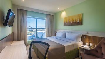 Minibar, caja de seguridad en la habitación y escritorio