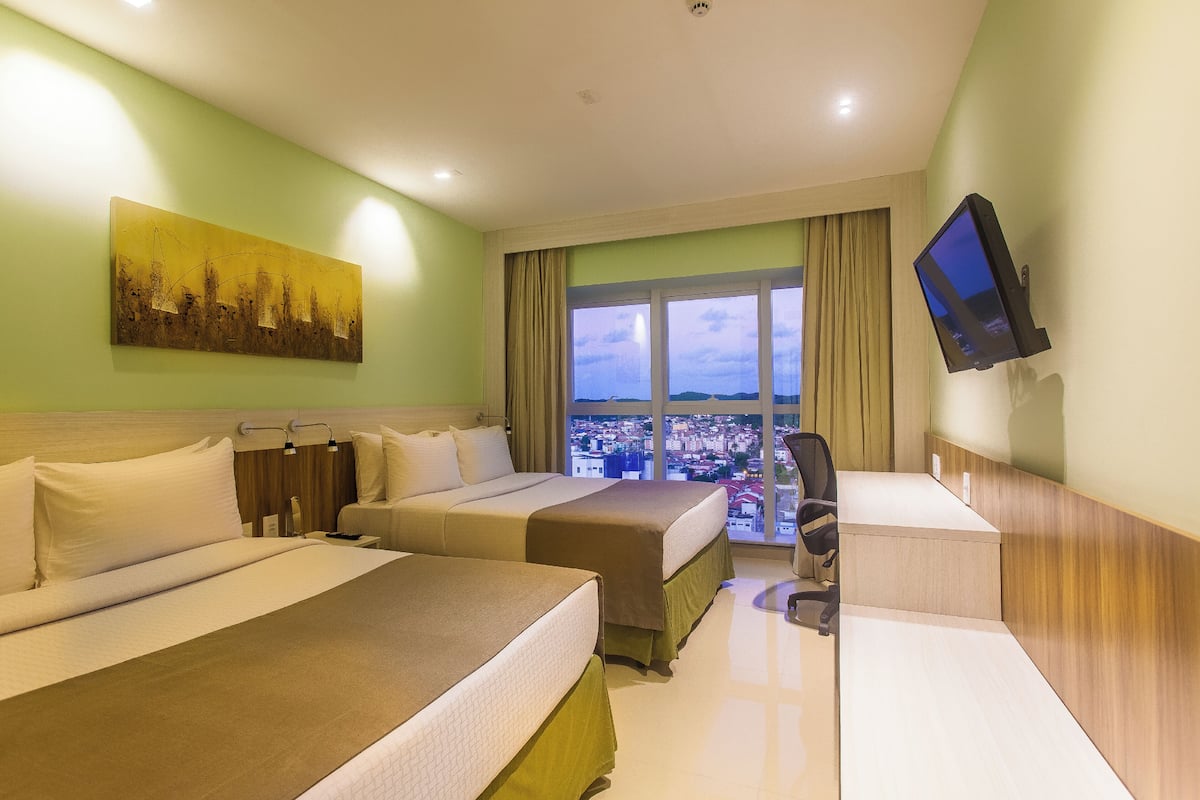 Standaard Twin kamer, 2 tweepersoonsbedden | Een minibar, een kluis op de kamer, een bureau, verduisterende gordijnen