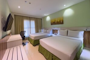 Habitación estándar con 2 camas individuales, 2 camas dobles | Minibar, caja fuerte, escritorio y cortinas opacas