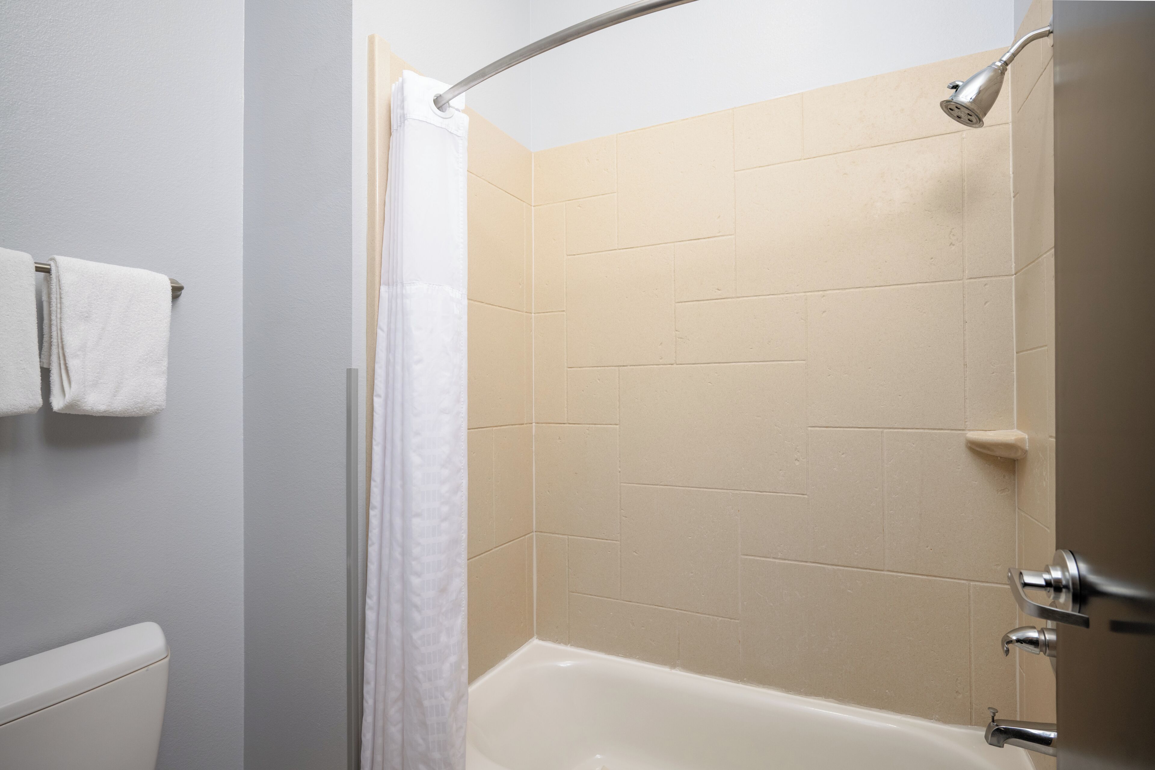 Ensemble baignoire-douche, articles de toilette (gratuits)