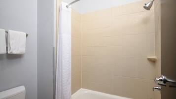 Ensemble baignoire-douche, articles de toilette (gratuits)
