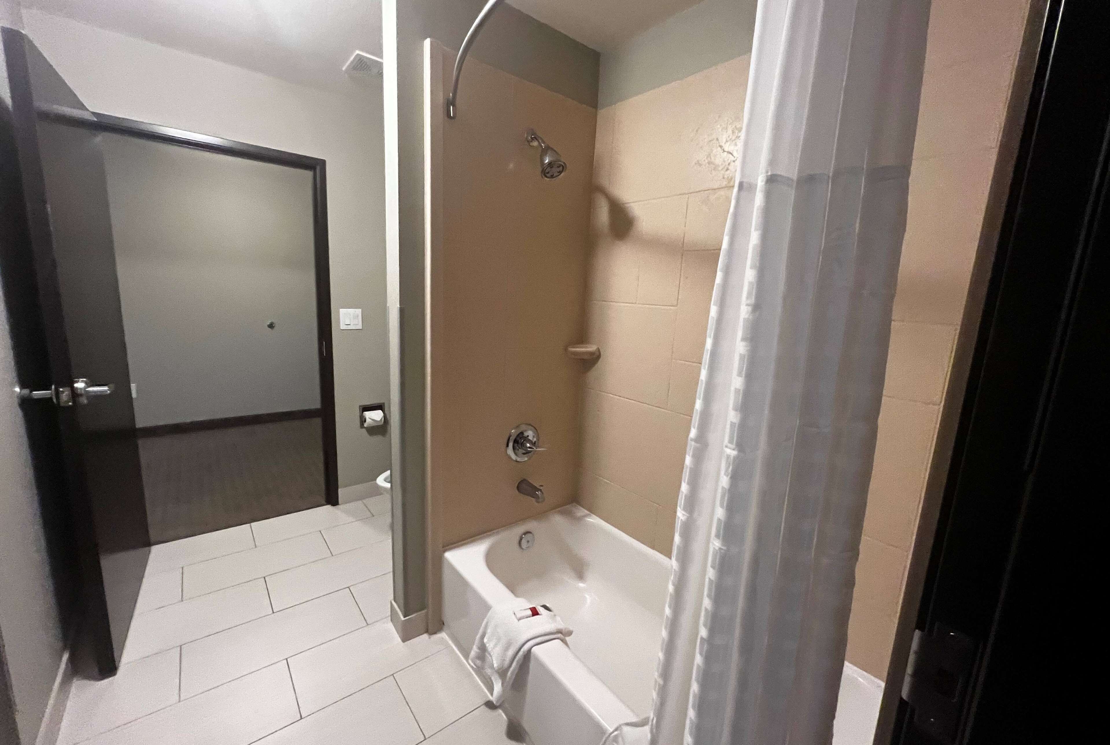 studio suite, 1 king bed, non smoking | bathroom | combined shower/bathtub, free toiletries, hair dryer, towels
