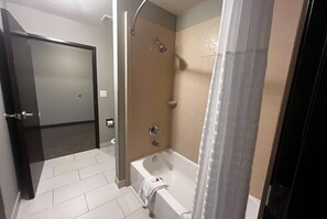 Studio suite, 1 kingsize bed, niet-roken | Badkamer | Een bad/douchecombinatie, gratis toiletartikelen, een haardroger
