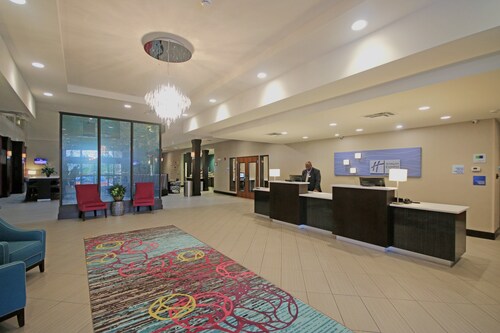 Holiday Inn Express & Suites Charlotte North by IHG
