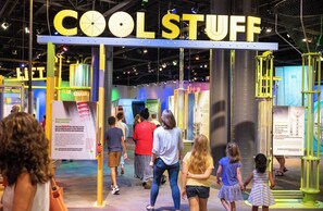 Een binnententoonstelling met een bord waarop staat 'COOL STUFF'.