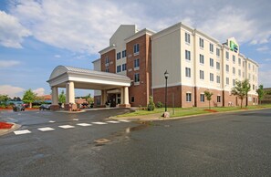 Exterior - Holiday Inn Express & Suites Charlotte North by IHG (Charlotte)