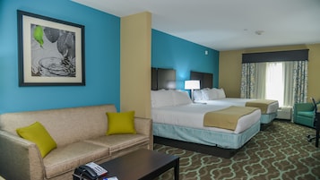 Suite, varias camas | Escritorio, cortinas opacas, tabla de planchar con plancha y wifi gratis