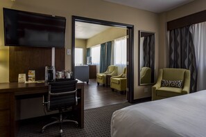 Brankas, meja kerja, ruang kerja ramah laptop, dan setrika/meja setrika