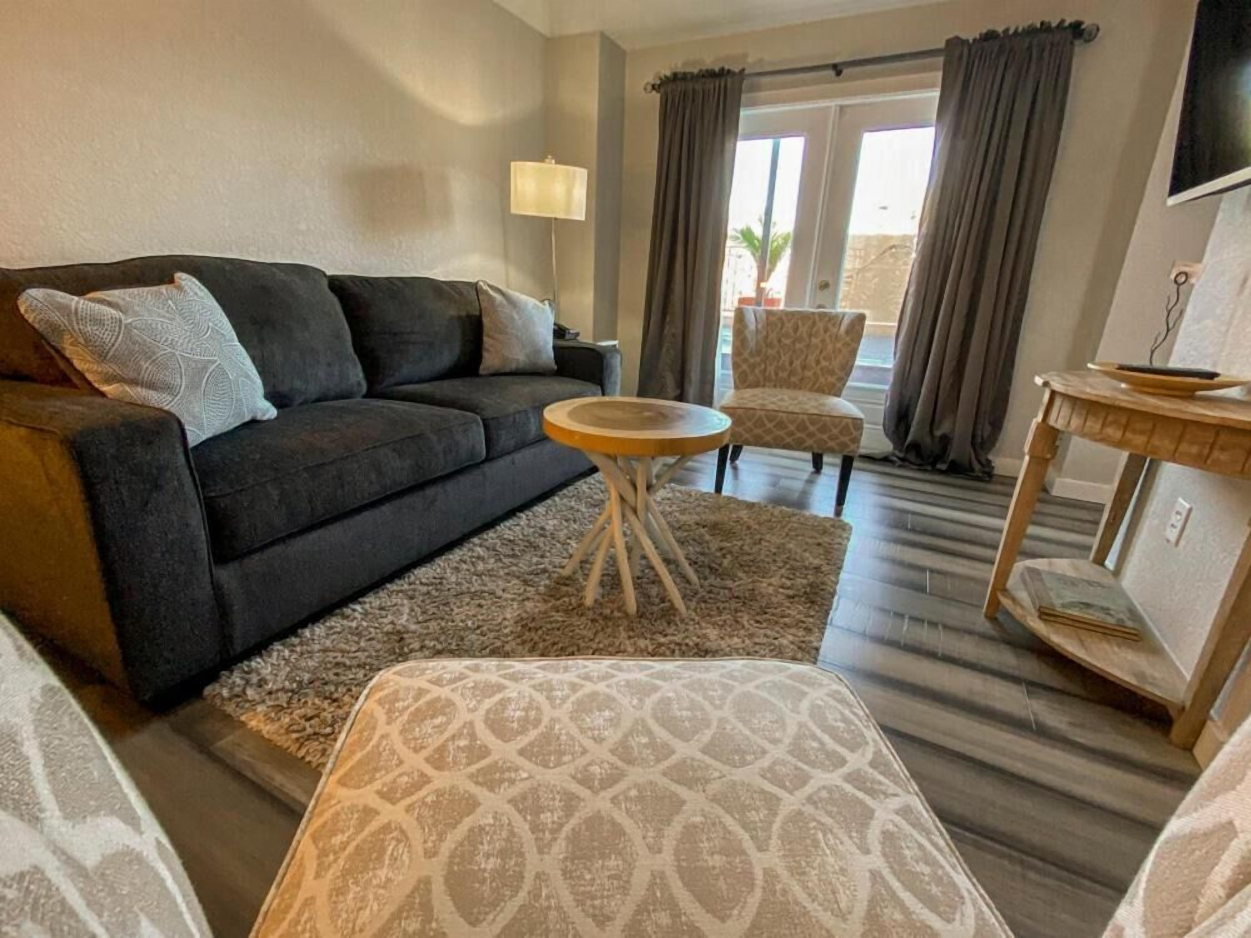 elite suite, 1 king bed, patio | living room | flat-screen tv